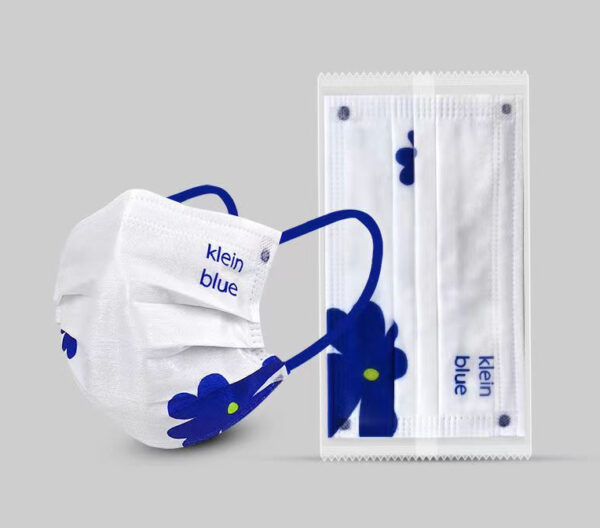 Disposable face mask with logo